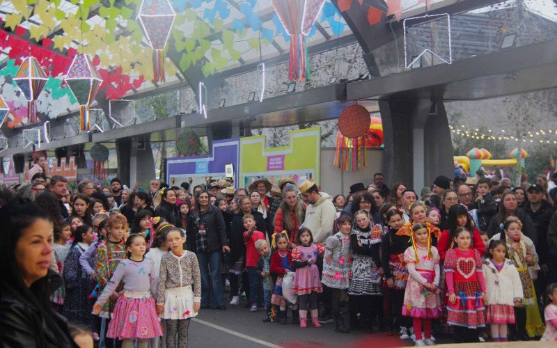 Rua Coberta vira palco de tradições juninas e reúne famílias no Arraial de Campo Bom
