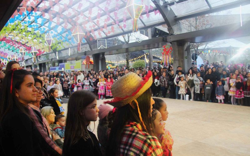 Rua Coberta vira palco de tradições juninas e reúne famílias no Arraial de Campo Bom
