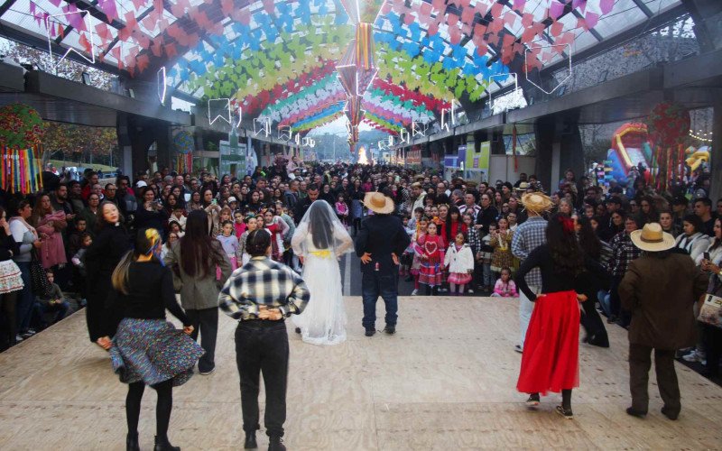 Rua Coberta vira palco de tradições juninas e reúne famílias no Arraial de Campo Bom
