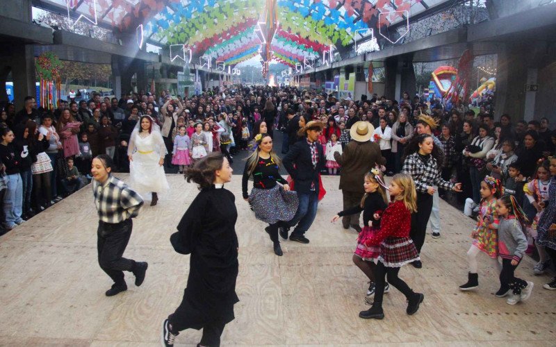 Rua Coberta vira palco de tradições juninas e reúne famílias no Arraial de Campo Bom
