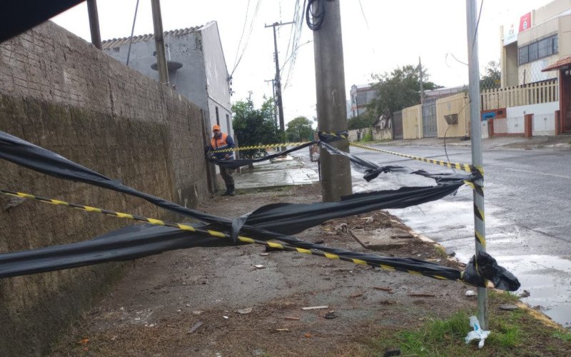 Calçada na Rua Augusto Pestana, no bairro Fátima, cedeu e foi interditada após temporal neste sábado (11)