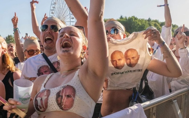 Pitbull reúne 22 mil pessoas com toucas carecas e quebra recorde do Guinness: "Uma honra" | abc+