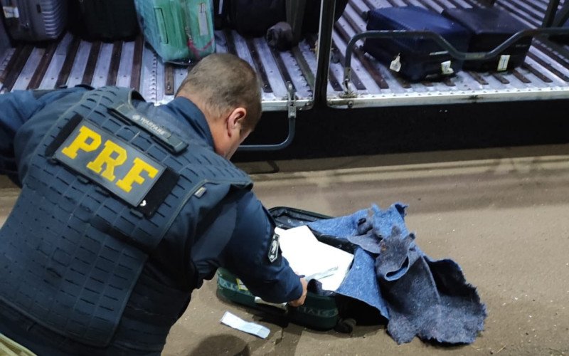 Mulher é presa com 17,3 kg de drogas enquanto viajava com a filha de 2 anos na BR-285, em São Borja