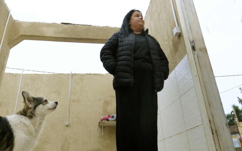 Casa da Maria Priscila Silveira Raymundo, 44 anos, ficou destelhada após o temporal deste sábado (11) no bairro Fátima | abc+