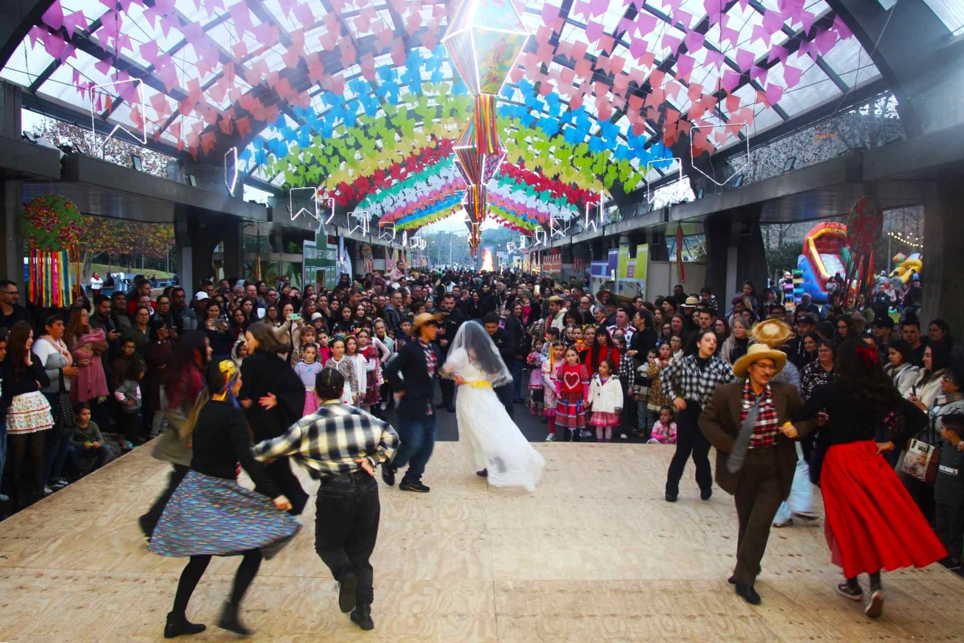 Rua Coberta vira palco de tradições juninas e reúne famílias no Arraial de Campo Bom