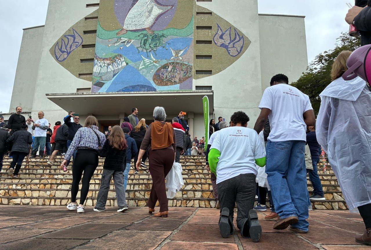 De joelhos e descalços: participantes da Romaria do Padre Reus agradecem por graças alcançadas