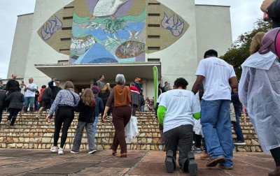 De joelhos e descalços: participantes da Romaria do Padre Reus agradecem por graças alcançadas