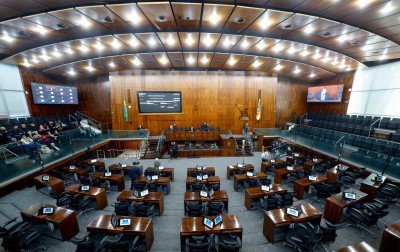 Deputados articulam derrubada do veto de Eduardo Leite ao fim da taxa de licenciamento no RS
