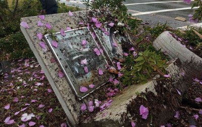 Motorista foge após capotamento em Novo Hamburgo; acidente destruiu memorial de jovem morta por motorista embriagada