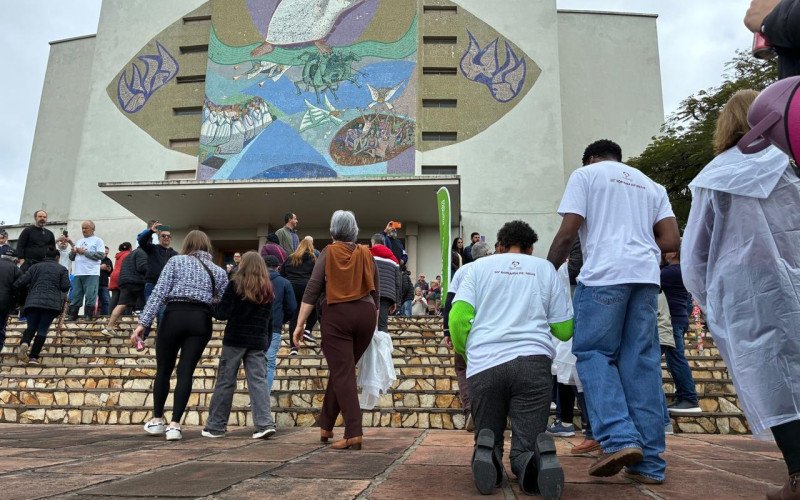 20ª Romaria do Padre Reus - Elisabete subiu as escadas do santuário de joelhos