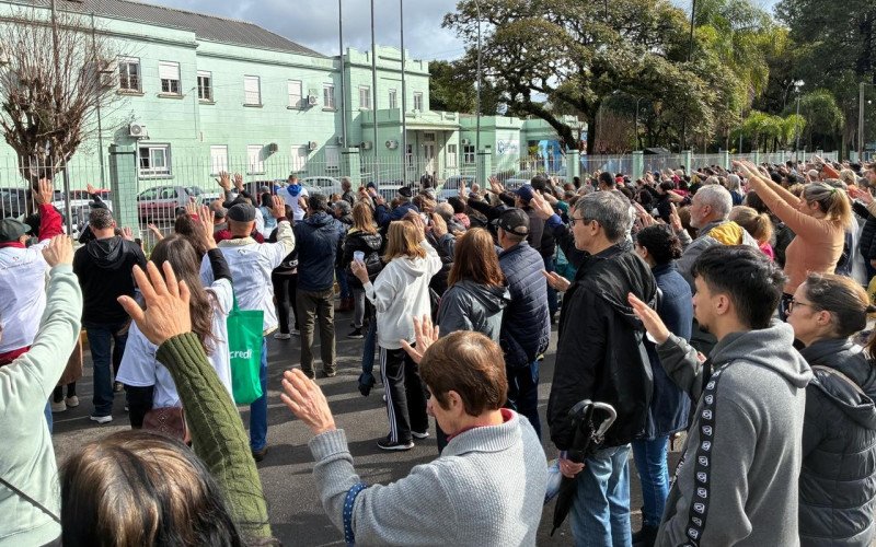 20ª Romaria do Padre Reus - parada em frente ao Hospital Centenário