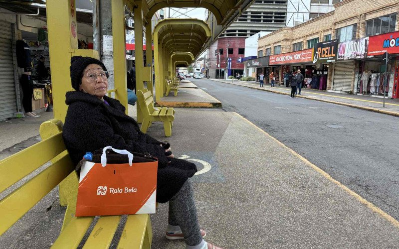 Celeste de Souza, 73 anos, precisou pedir para o neto lhe buscar a fim de seguir para uma consulta