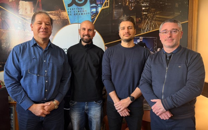 O diretor Administrativo, Marcos Vinicius Freire e os servidores Eric Lopes e Bruno Froelich, acompanhados pelo procurador da Gramadotur, Marcelo Drechsler
