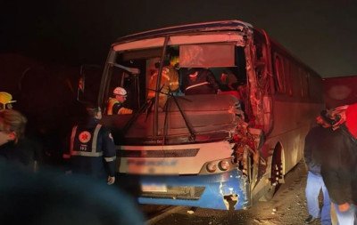 Duas mulheres morrem em colisão entre ônibus e caminhão em rodovia gaúcha; vídeo mostra local do acidente