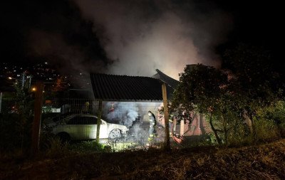 VÍDEO: Casa e carro são atingidos por incêndio em Rolante