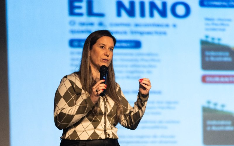Meteorologista Natalia Pereira (da empresa Catavento) no 2.º Seminário da Defesa Civil Municipal de São Leopoldo