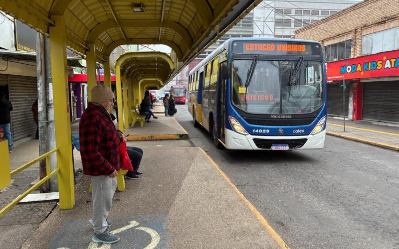 Jair, de 81 anos, acabou pegando um ônibus de linha diferente para chegar mais perto de seu bairro