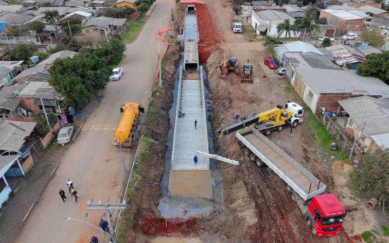 Obra de canalização está ocorrendo na Rua Caneleiras