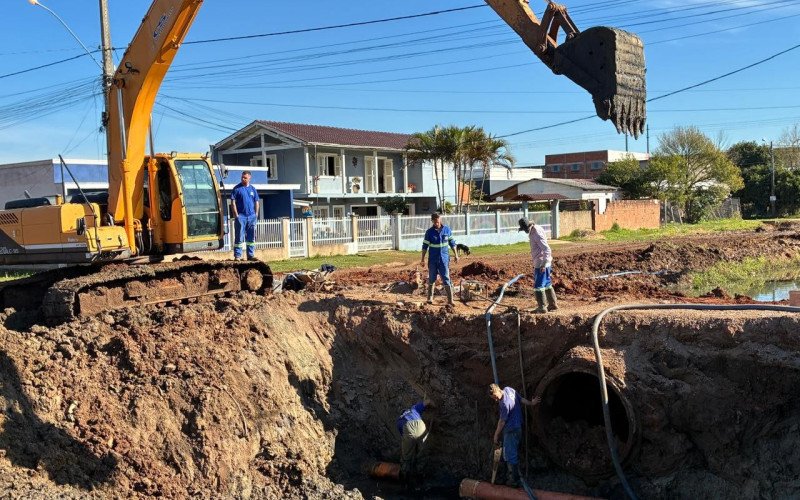 Obra de canalização da Rua das Caneleiras, no bairro Santos Dumont