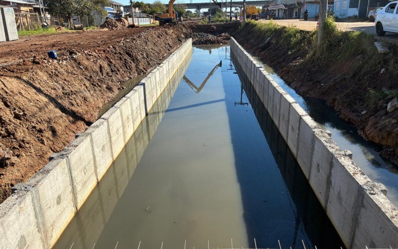 Obra de canalização da Rua das Caneleiras, no bairro Santos Dumont