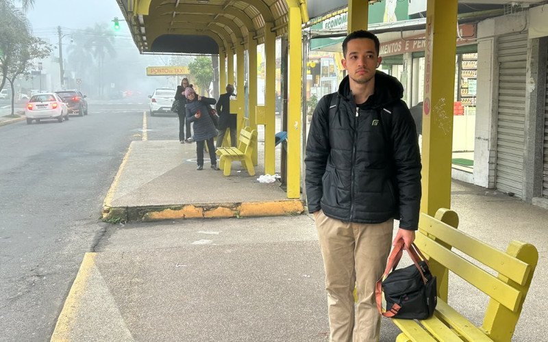 Metusael da Rosa, 23, relata atraso nos ônibus mesmo com retomada de 50% da frota em horários de pico em São Leopoldo