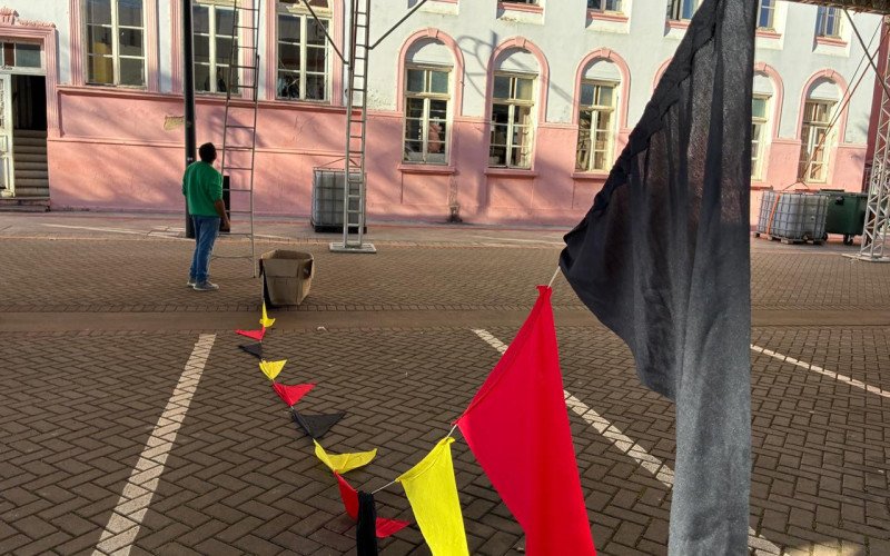 Instalação de parte da decoração da São Leopoldo Fest de 2026.