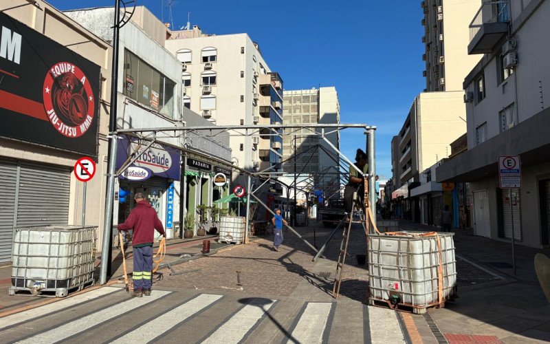 Montagem da estrutura onde ficará a Praça de Alimentação da São Leopoldo Fest.