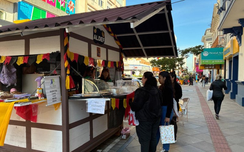 Casinhas no estilo enxaimel comercializam produtos na Rua Independência
