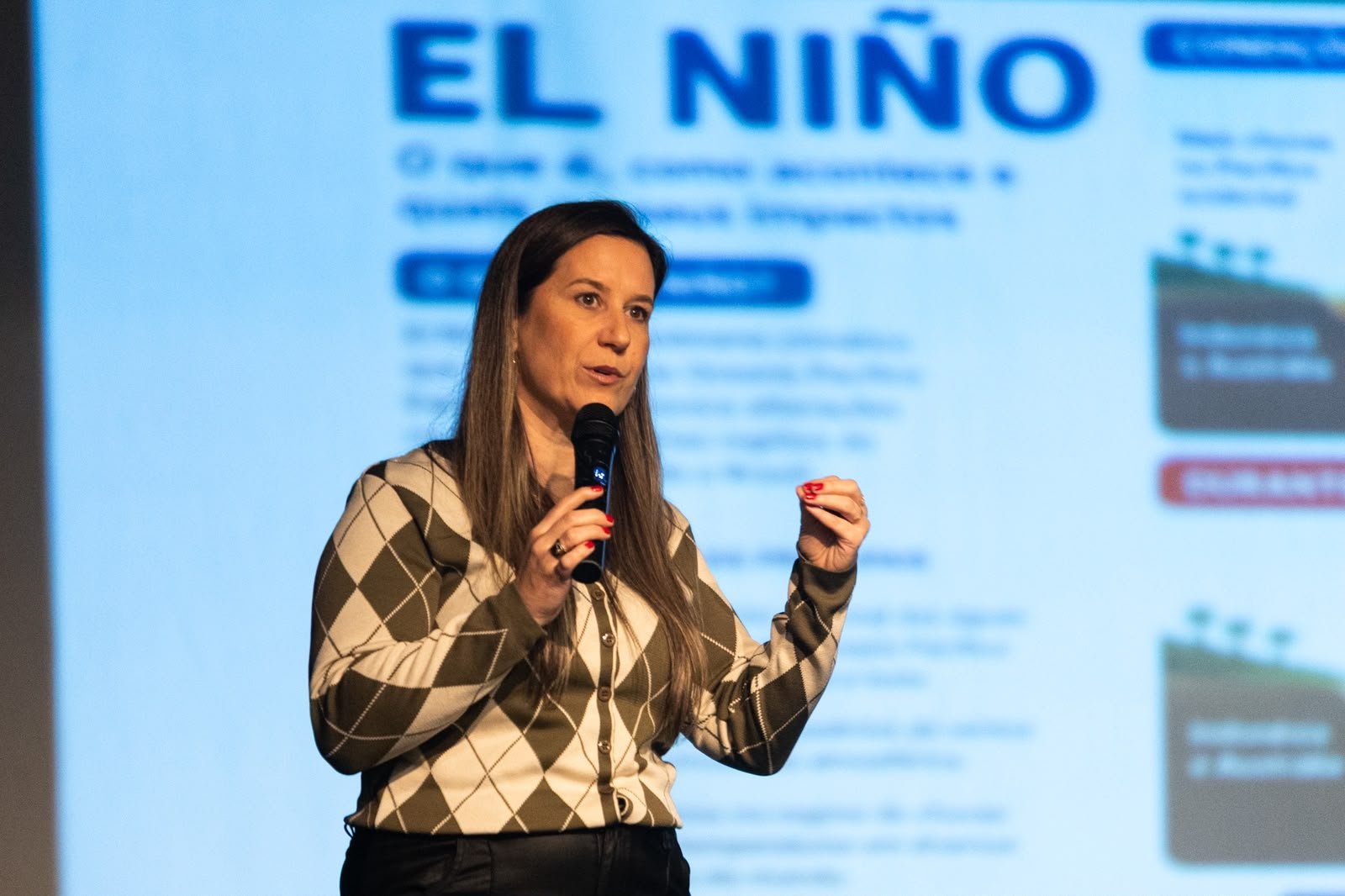 Meteorologista Natalia Pereira (da empresa Catavento) no 2.º Seminário da Defesa Civil Municipal de São Leopoldo | abc+