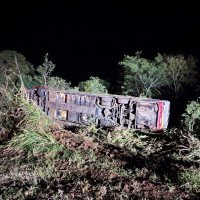 Morte de criança e duas mulheres é confirmada em ônibus que saiu de Gramado; veículo tombou próximo a uma ribanceira