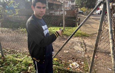 "Às vezes tem moradores de rua": Vereador mirim busca melhorias para quadra esportiva em escola estadual