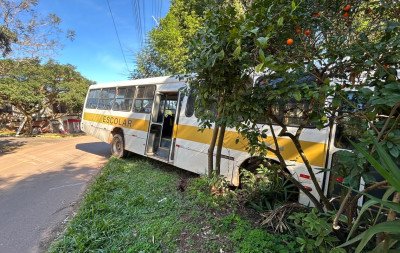 Ônibus escolar com 20 crianças tem problema mecânico e se envolve em acidente em Novo Hamburgo