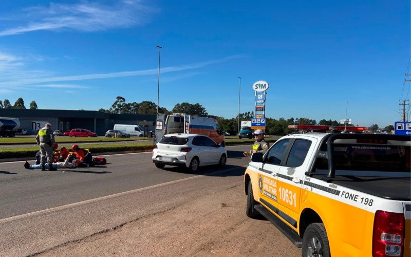 Motociclista colide em carro e sofre queda na RS-240, em Portão