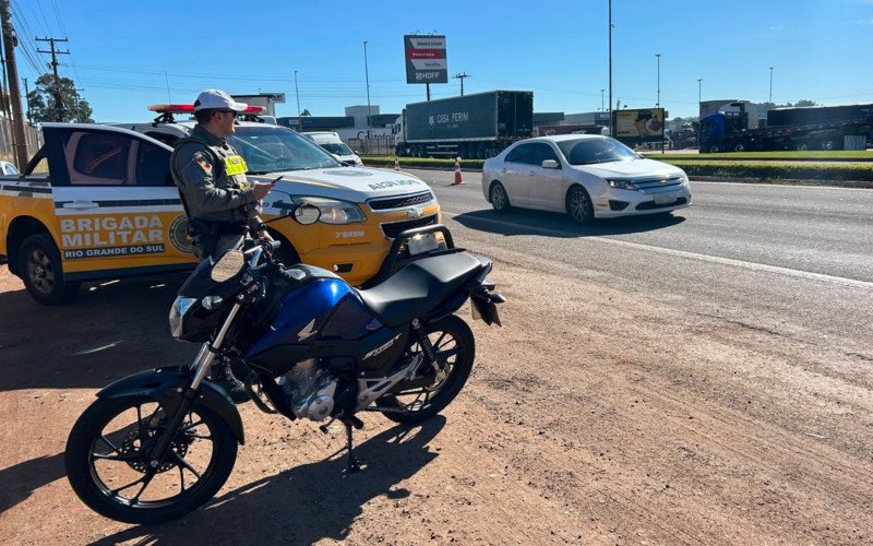 Motociclista colide em carro e sofre queda na RS-240, em Portão