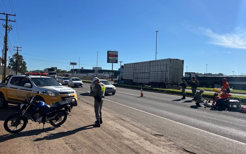 Motociclista colide em carro e sofre queda na RS-240, em Portão