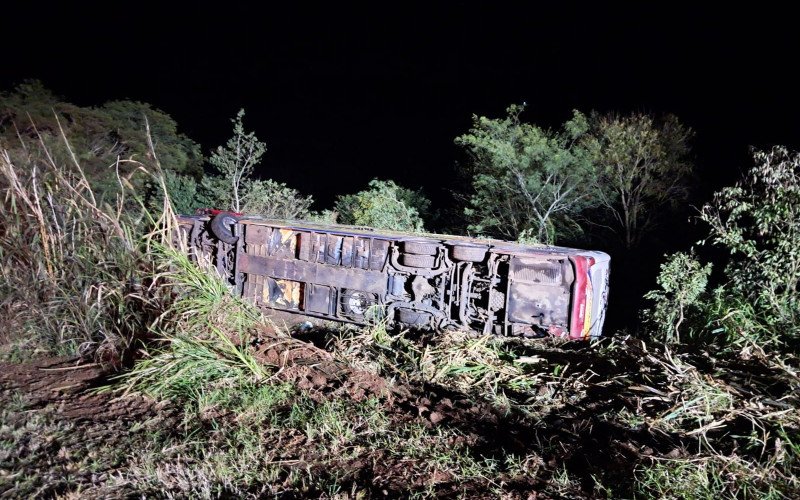 Uma criança e duas mulheres morreram após ônibus de excursão cair em ribandeira em SC | abc+