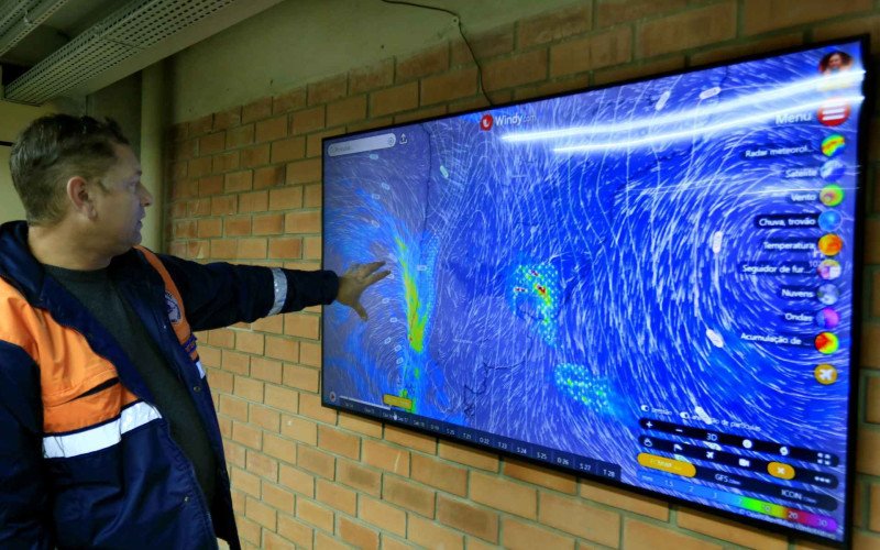O secretário Vanderlei Marcos monitora o sistema na sede da Defesa Civil, em Canoas | abc+