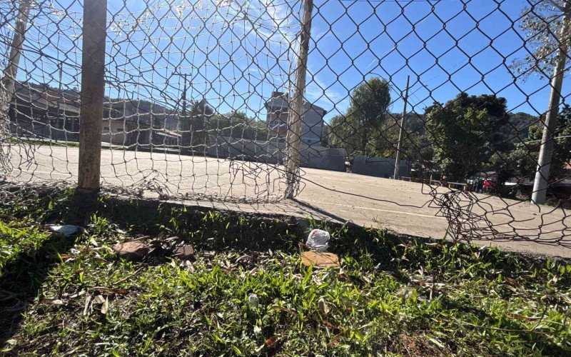 Cercas arrancadas geram dificuldades a alunos e equipe escolar