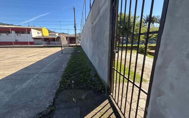 Port&atilde;o da escola para a quadra fica trancado quando alunos n&atilde;o est&atilde;o presentes