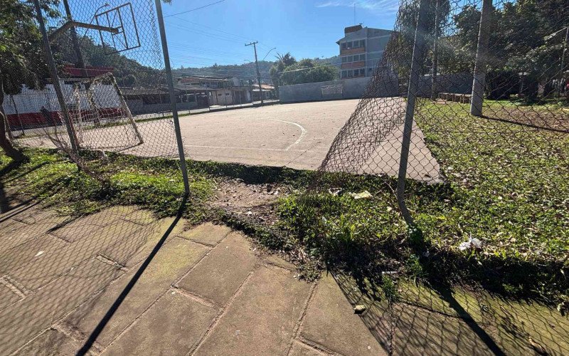Cercas arrancadas geram dificuldades a alunos e equipe escolar