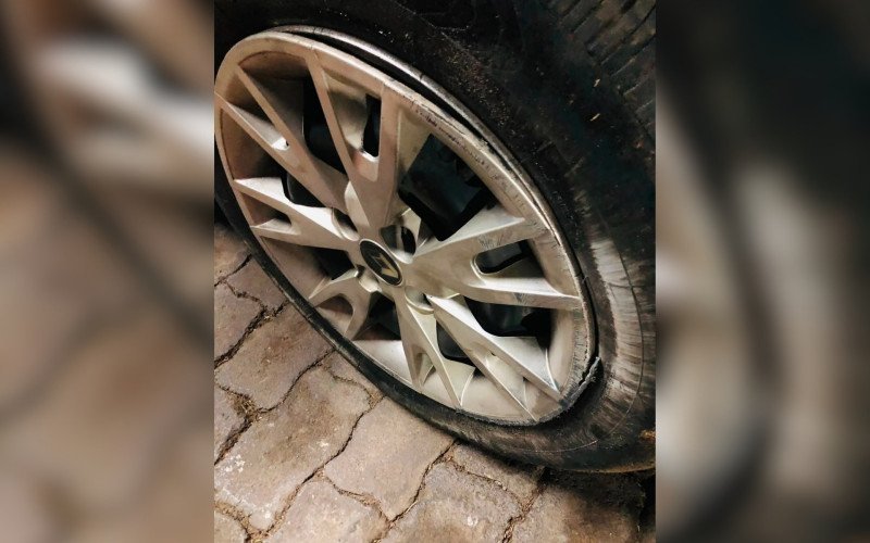 Pedra acertou primeiro a roda do Renault Sandero dirigido pela médica veterinária Saline Santos | abc+
