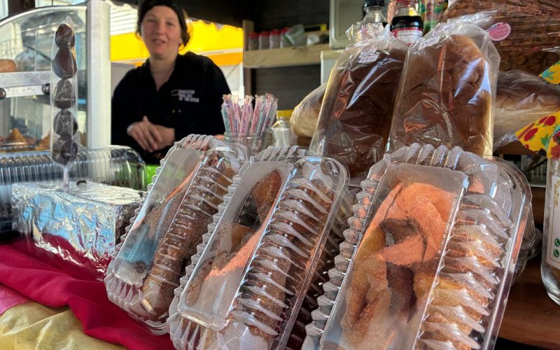Casinha Enxaimel da Economia Solidária - Elisete Sanhudo, atendente