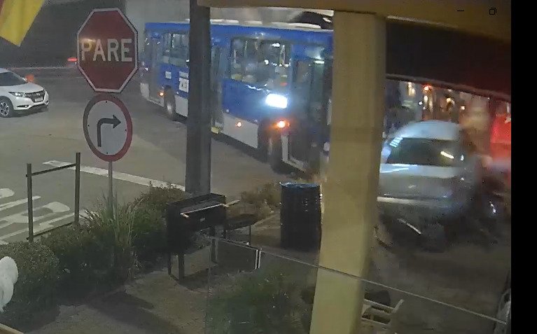 Colisão de caminhão em ônibus causou acidente com mais cinco veículos na RS-240, em Portão | abc+