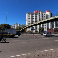 Acidente entre dois caminhões e um automóvel congestiona a BR-116 em Canoas