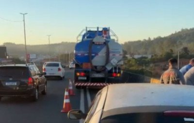 Falha mecânica em caminhão causa acidente e lentidão na BR-116 em Novo Hamburgo
