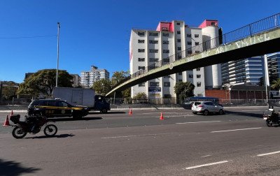Acidente entre dois caminhões e um automóvel congestiona a BR-116 em Canoas