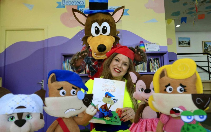 Christiane Oliveira vive o prazer literário com o lançamento de "Lobo Mau Cansado" | abc+
