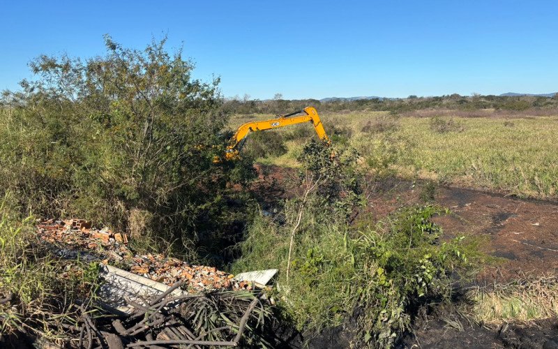 Limpeza de canalização de drenagem ocorre junto à Avenida dos Municípios, em Novo Hamburgo | abc+