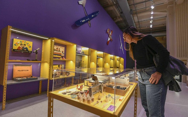 Uma Viagem ao Mundo dos Brinquedos: Nova exposição do Farol Santander Porto Alegre convida o público para brincar | abc+