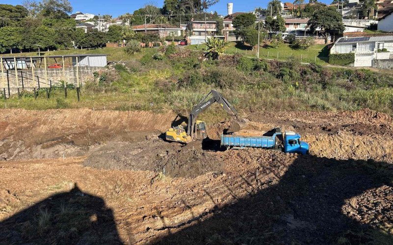 Equipes já começaram a abertura dos acessos da futura passagem inferior no lado oeste da BR-116, no bairro Primavera